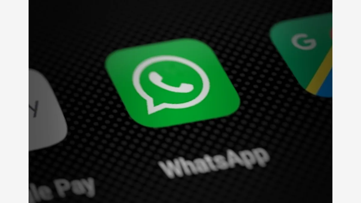 스마트폰 화면에 표시된 WhatsApp 앱 아이콘 일러스트(File photo) · Photo: Yuri Samoilov / Wikimedia Commons (CC BY 2.0)