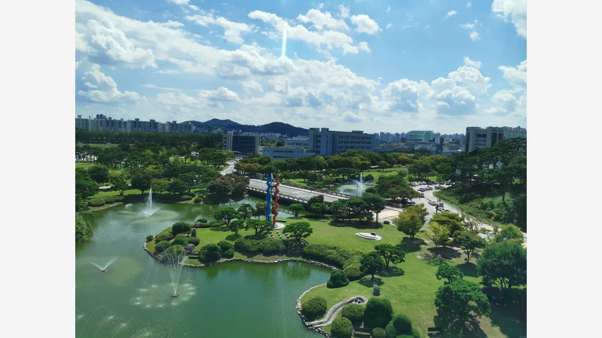 MMEnterprise-Bench를 공개한 연구진의 소속 기관인 대전 KAIST 캠퍼스의 분수대 전경(File photo) · Photo: AhmadElq / Wikimedia Commons (CC BY-SA 4.0)