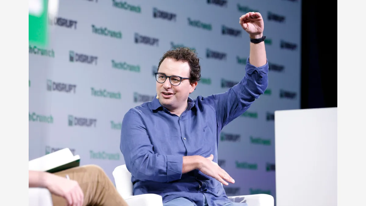 2023년 TechCrunch Disrupt 무대에서 발언하는 다리오 아모데이 Anthropic CEO(File photo) · Photo: TechCrunch / Wikimedia Commons (CC BY 2.0)