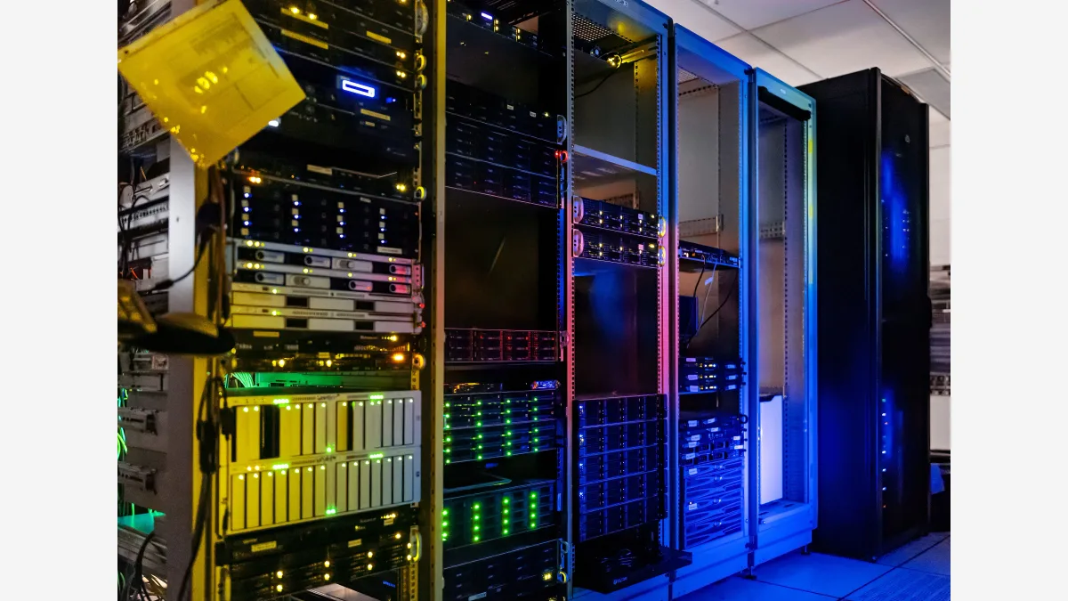 AI 추론 서비스가 돌아가는 데이터센터를 떠올리게 하는 서버 랙(File photo) · Photo: NOIRLab/NSF/AURA/T. Slovinský / Wikimedia Commons (CC BY 4.0)