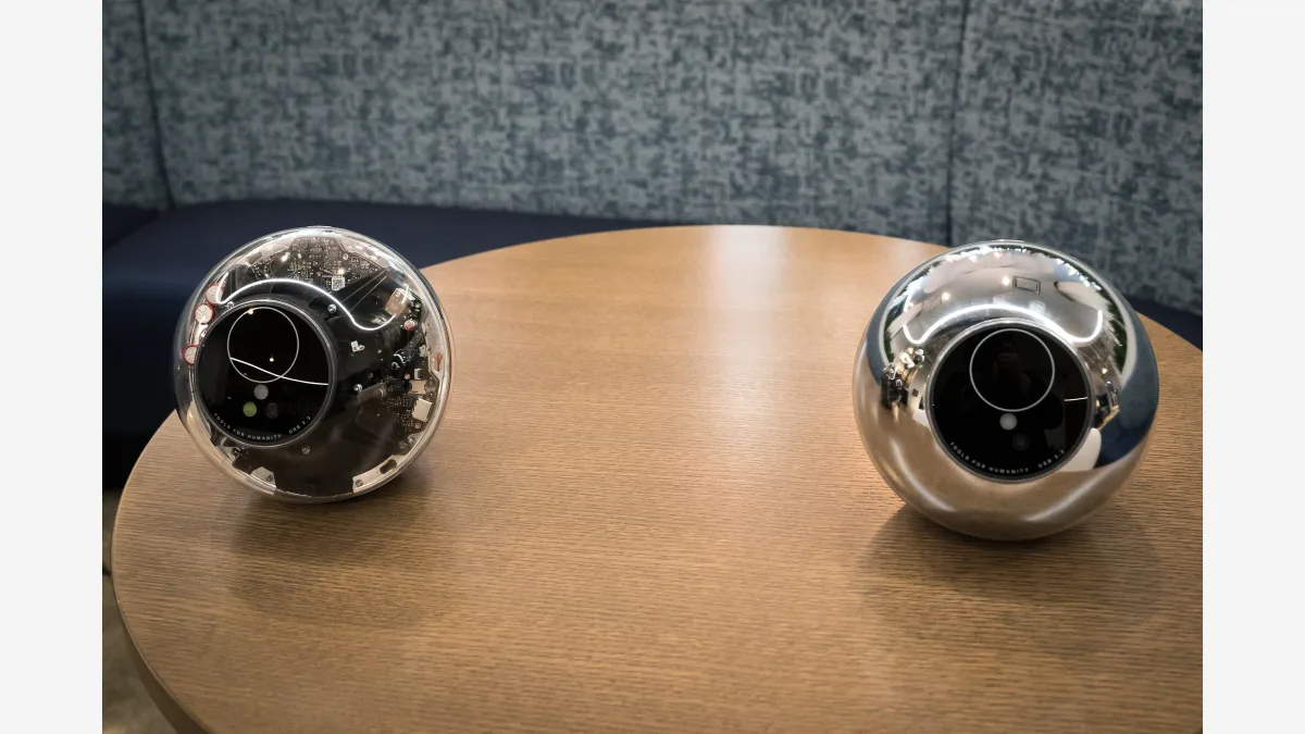 2024년 StrictlyVC 행사에 전시된 World(옛 Worldcoin)의 인증 기기 Orb(File photo) · Photo: TechCrunch / Wikimedia Commons (CC BY 2.0)