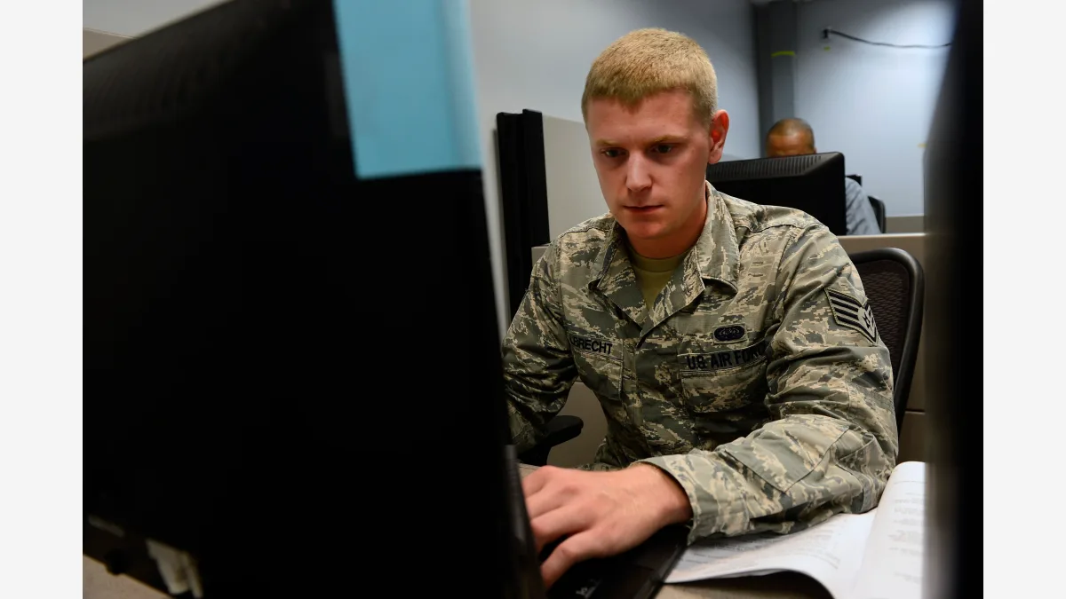 미 공군 네트워크 보안 요원이 모의 네트워크 침투 훈련을 하는 모습(File photo, 2014년) · Photo: Airman st Class Krystal Ardrey / Wikimedia Commons (Public domain)