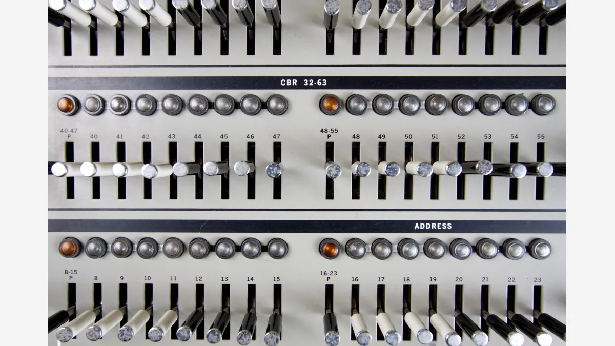 COBOL이 널리 쓰이던 시절의 IBM System/360 메인프레임 컴퓨터(File photo) · Photo: Marcin Wichary from San Francisco, Calif. / Wikimedia Commons (CC BY 2.0)